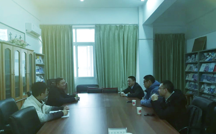 2-千頁科技人員認真傾聽.jpg 2-千頁科技人員認真傾聽.jpg